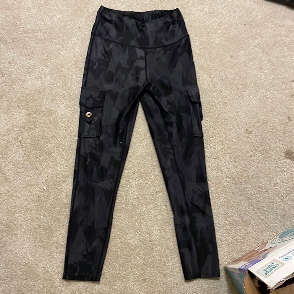 Scrunch butt black camo leggings